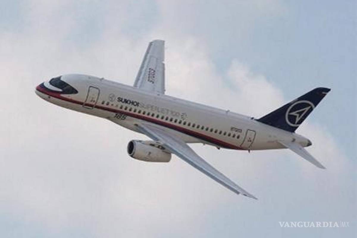 Desaparece avión ruso con 46 pasajeros en Indonesia