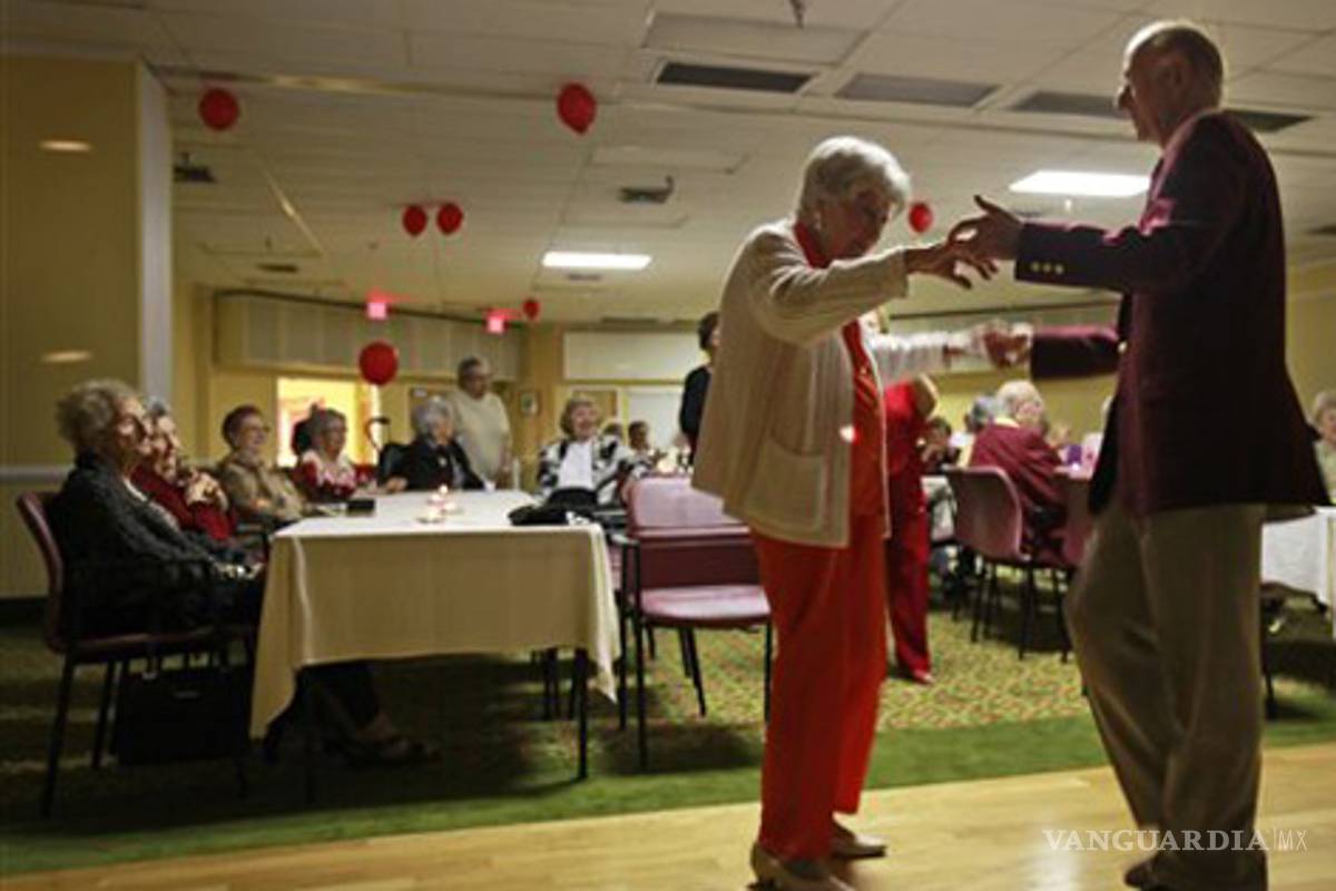Por escasez, casas de retiro contratan hombres para bailar