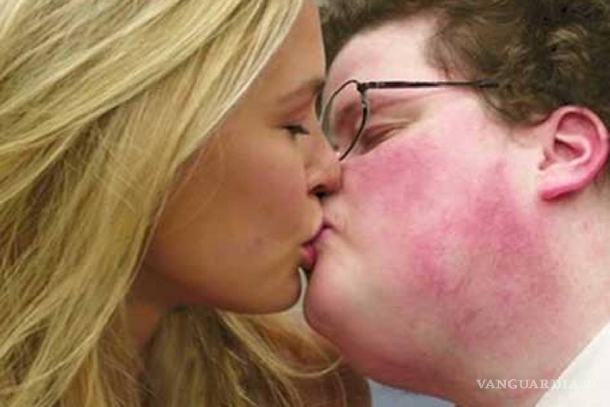 Escandaliza beso de Bar Refaeli a "nerd"