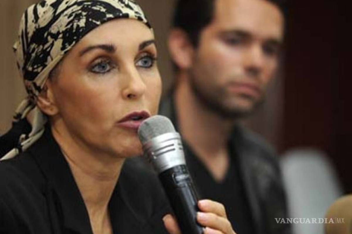 Retira la esposa de Hank Rhon candidatura al Senado