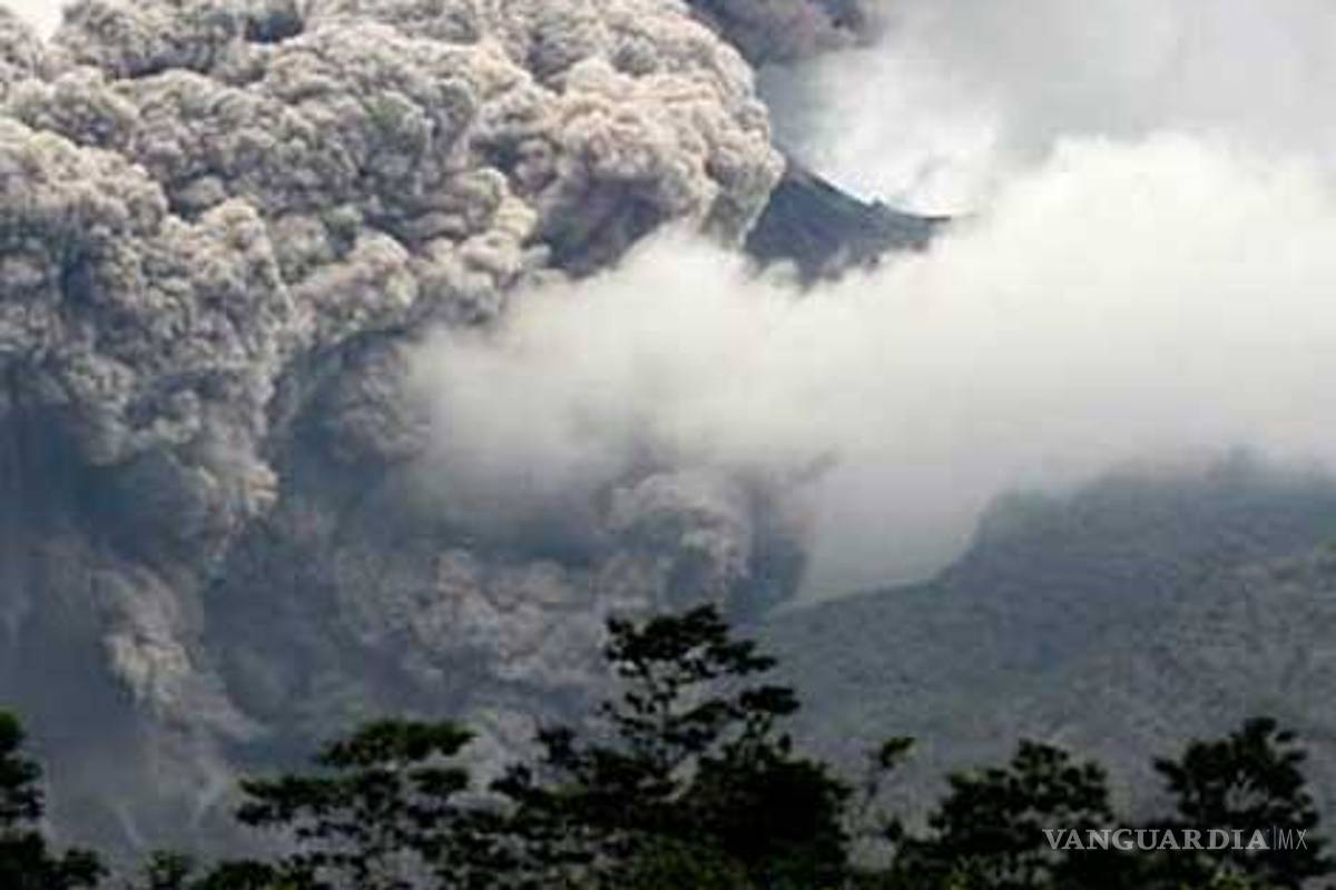 Volcán entra en erupción en este de Indonesia