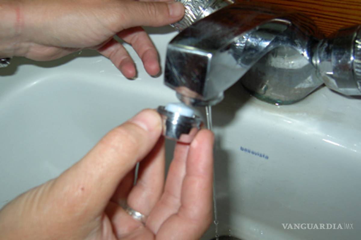 Se congelan tuberías y colonias se quedan sin agua en Saltillo