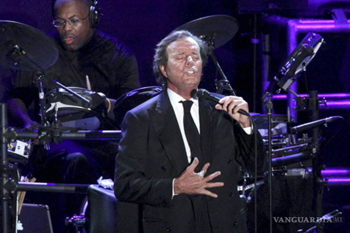 Julio Iglesias recuerda a toreros en concierto