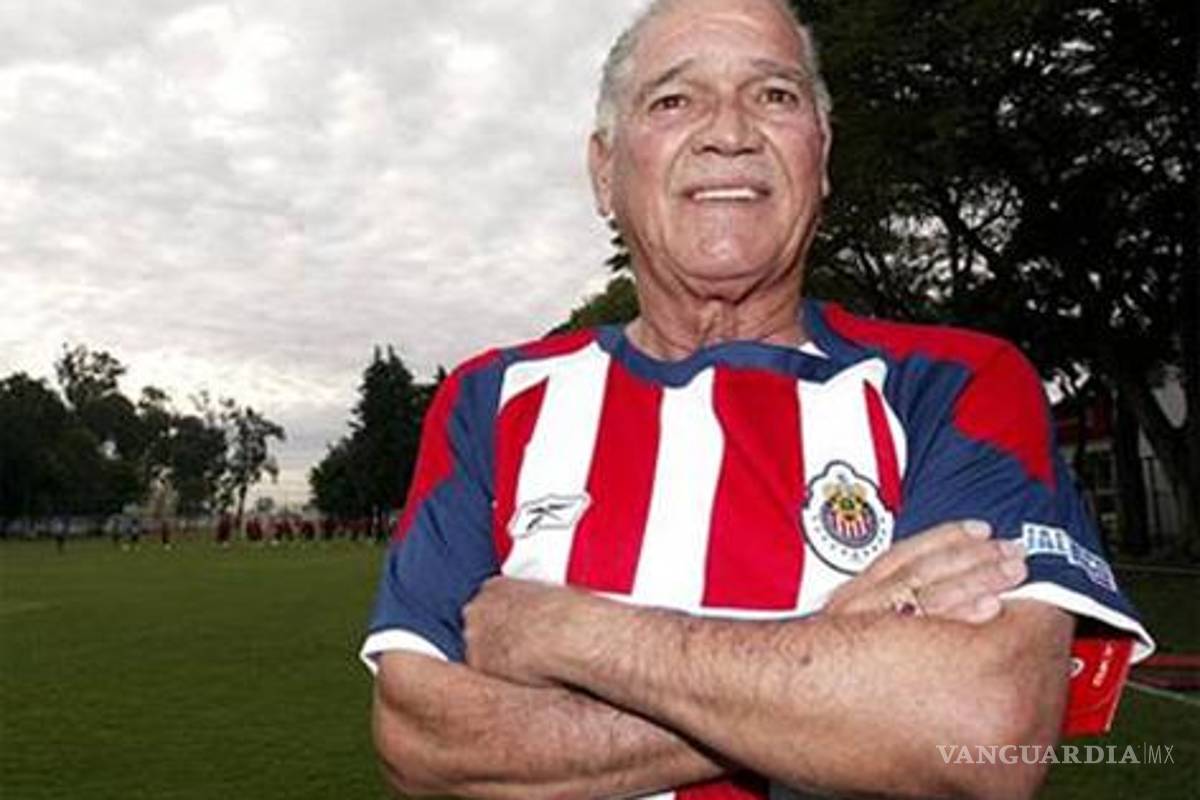 Chivas retirará el legendario número de Chava Reyes