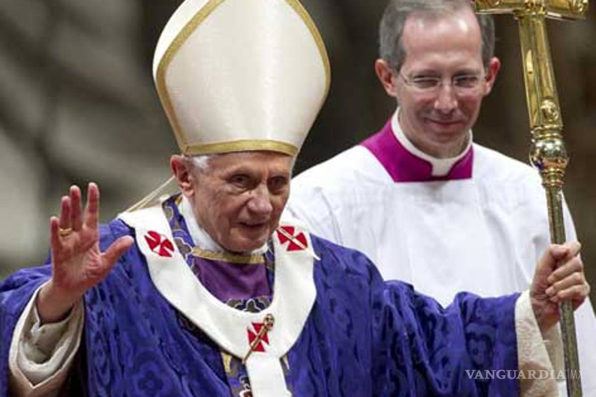 Benedicto XVI renunció tras leer nuevo informe de Vatileaks, asegura revista