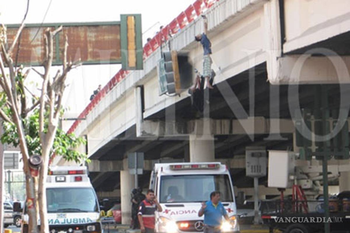 Cuelgan a dos en puente de Monterrey; uno estaba vivo