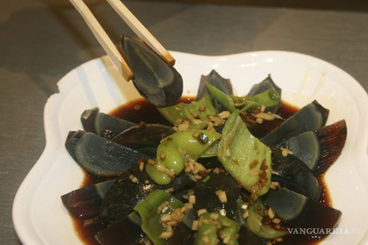 China se lanza en defensa de sus huevos milenarios