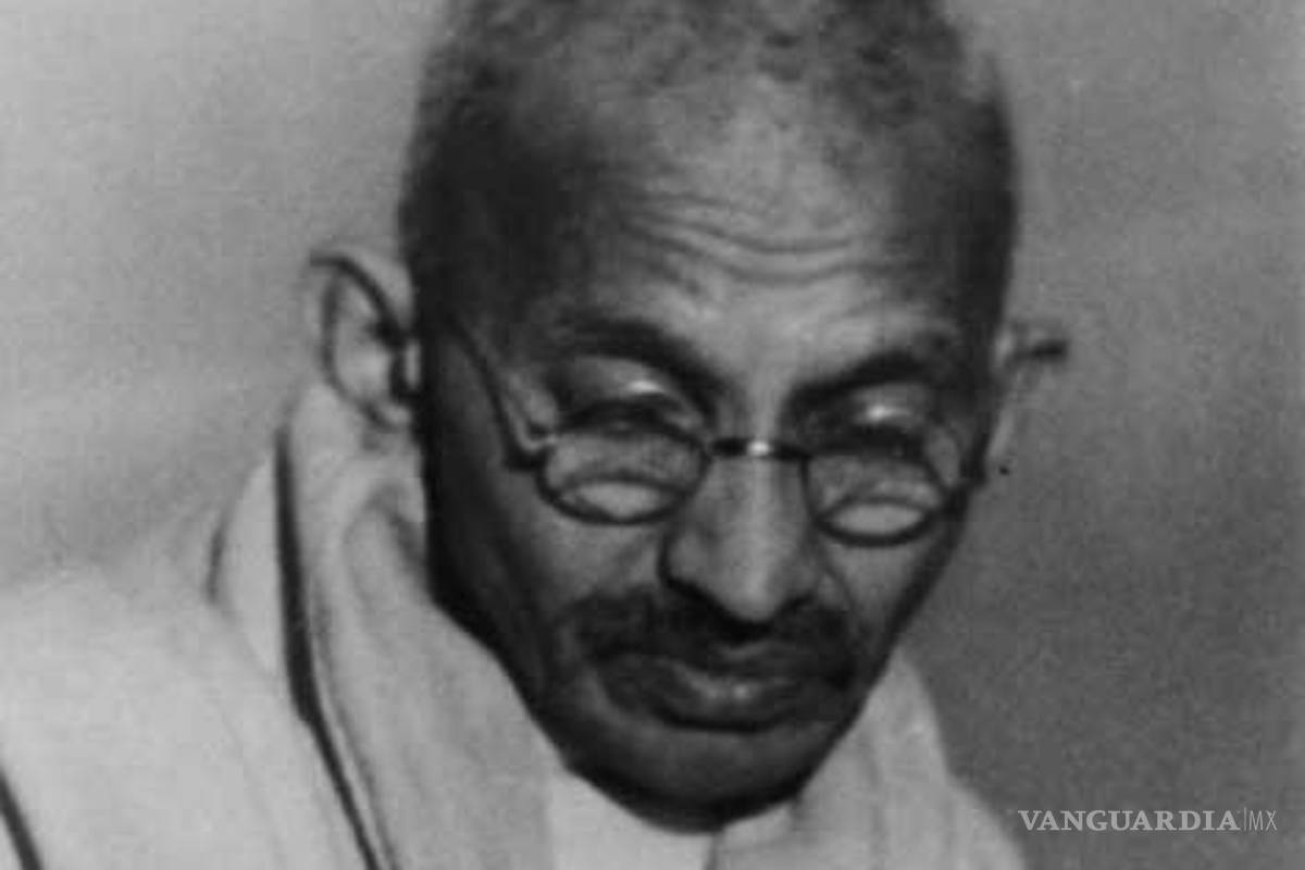 Gandhi pudo tener una relación homosexual, aseguran