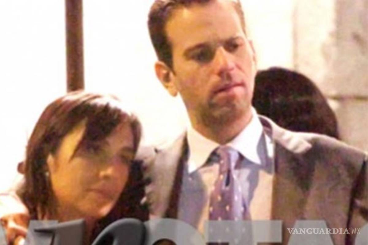 Esposa de Carlos Loret de Mola lo perdona tras escándalo con Laura G