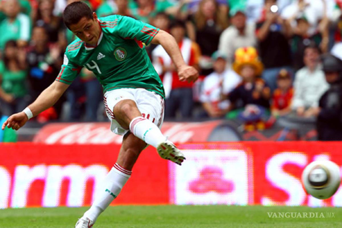 'Chicharito' conserva identidad y número