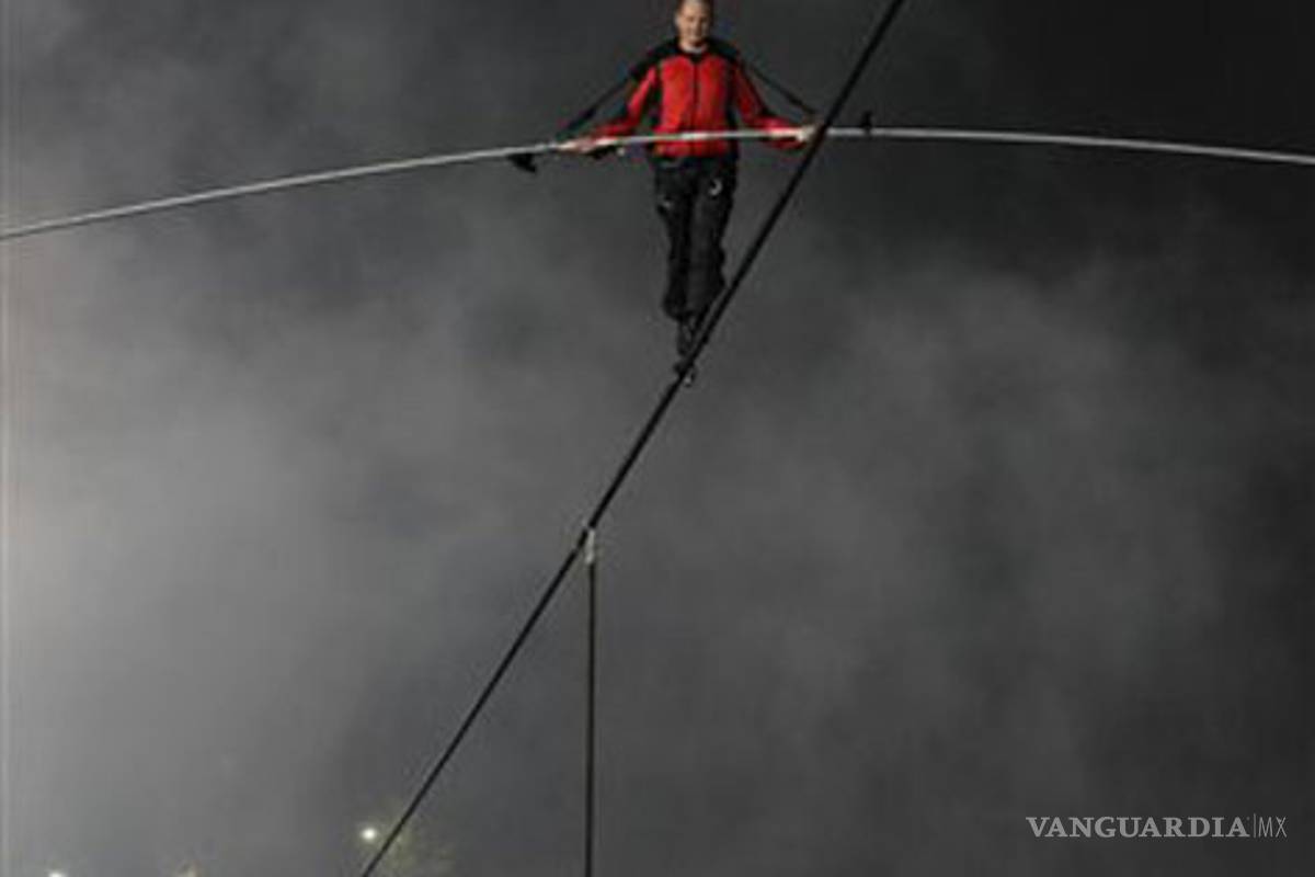 Equilibrista cruza las cataratas del Niágara en 25 minutos