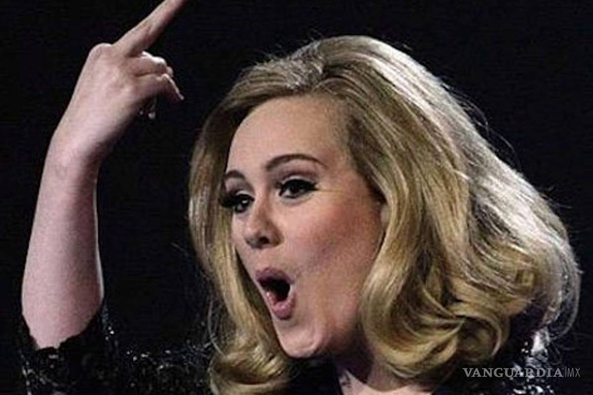 Adele se enoja y hace la "britney señal" en TV