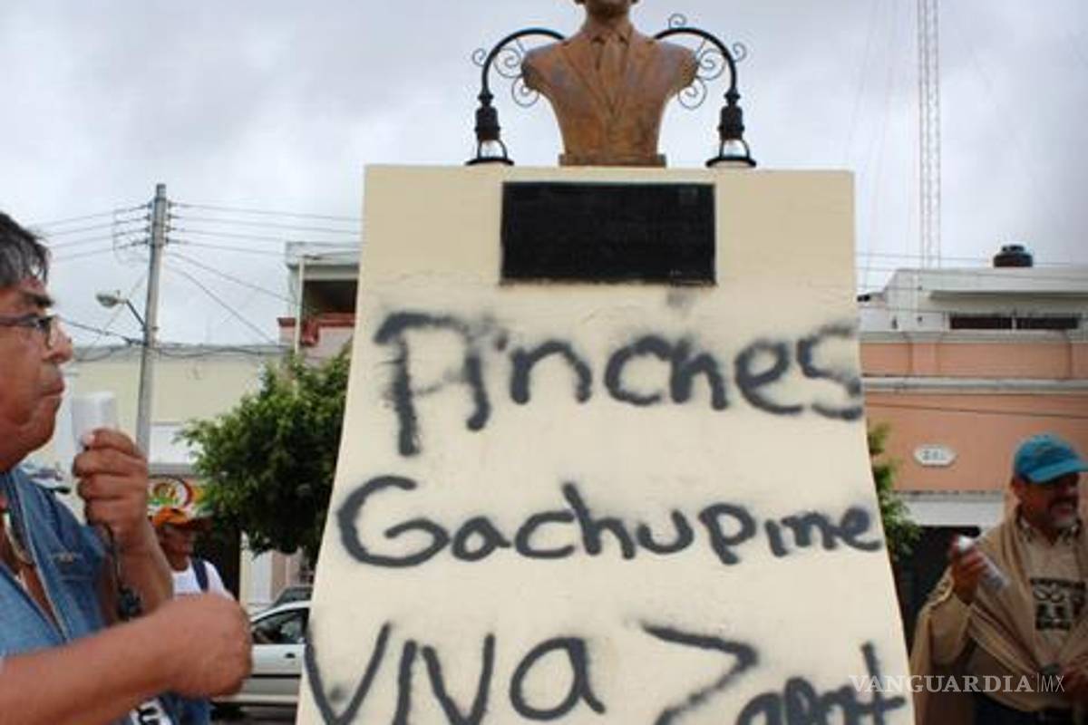 Campesinos derriban busto de Mouriño en Campeche