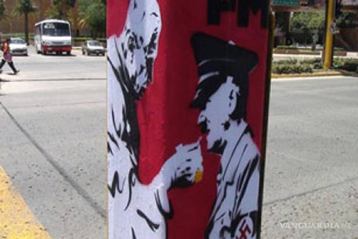 Aparecen gráficos del papa dando la comunión a Hitler