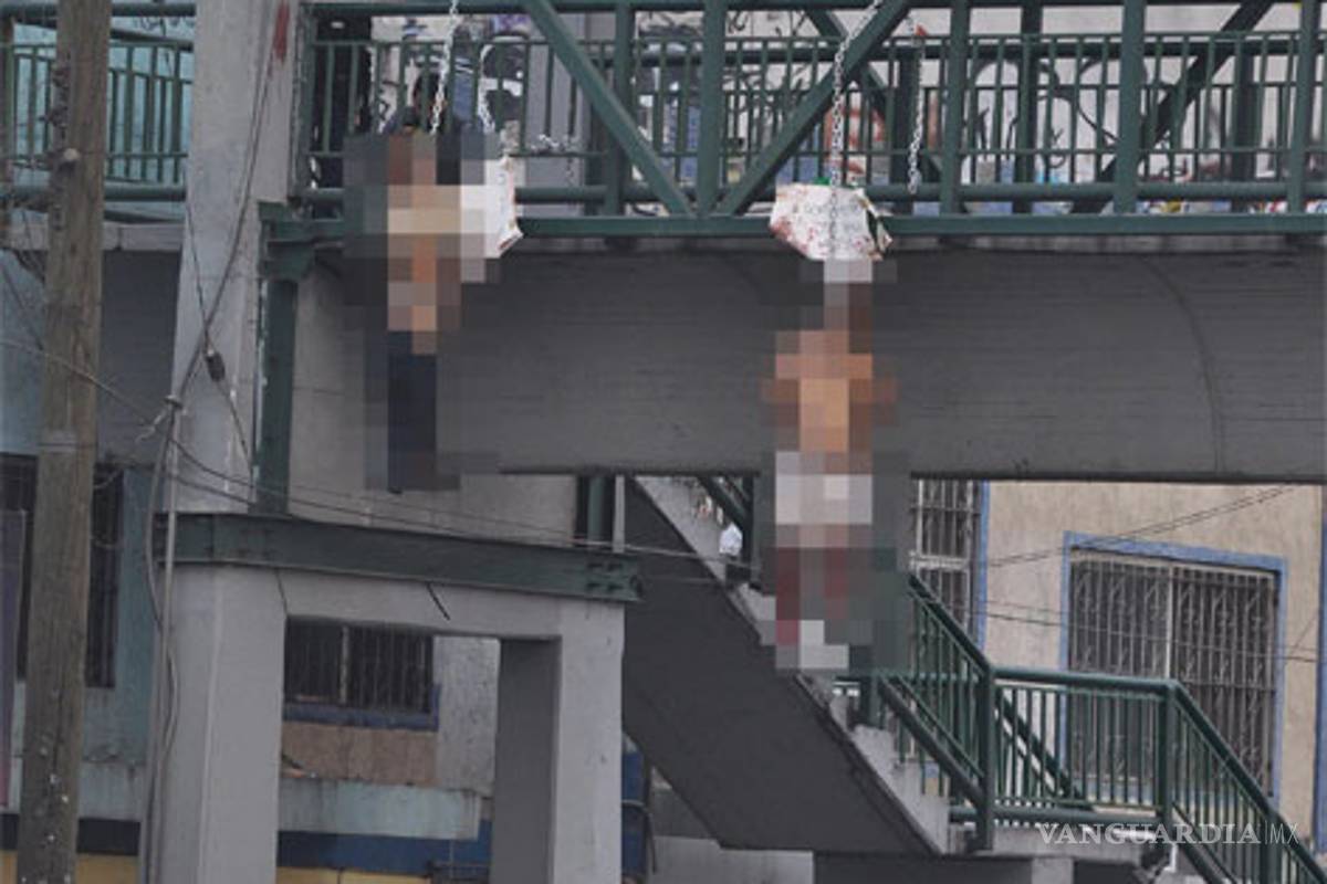 Hallan dos cadáveres colgados en puente peatonal de Monterrey