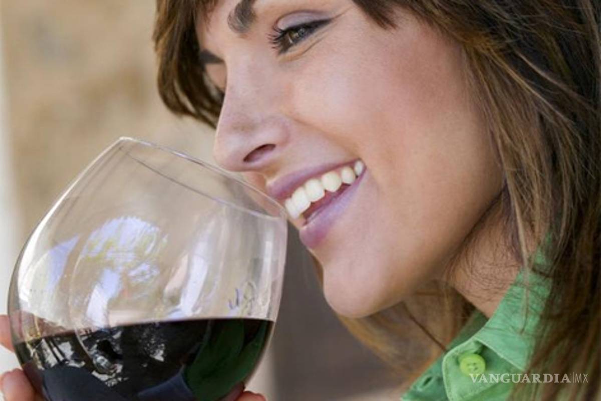 Una copa de alcohol al día mejora la salud de las mujeres, según expertos