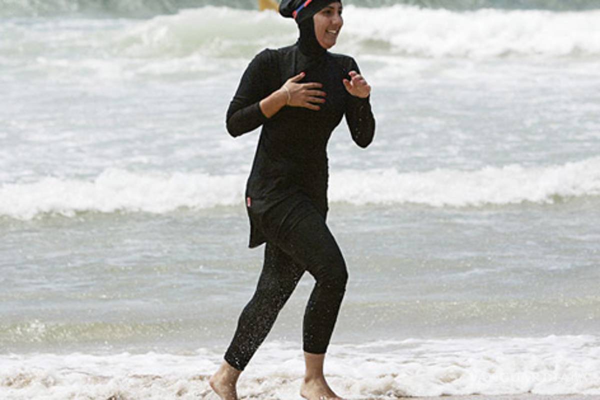 El `burkini', último grito en la moda de playa egipcia
