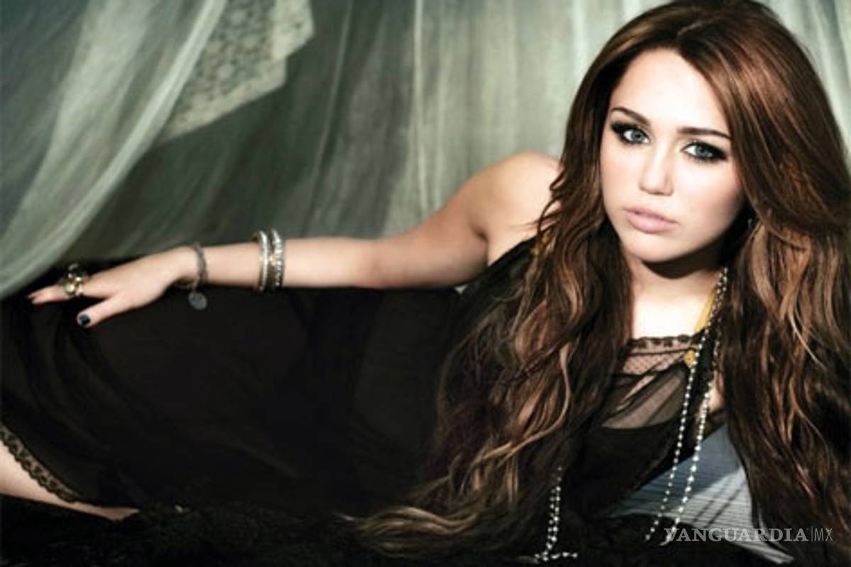 Cirujanos aseguran que Miley Cyrus se aumento los senos