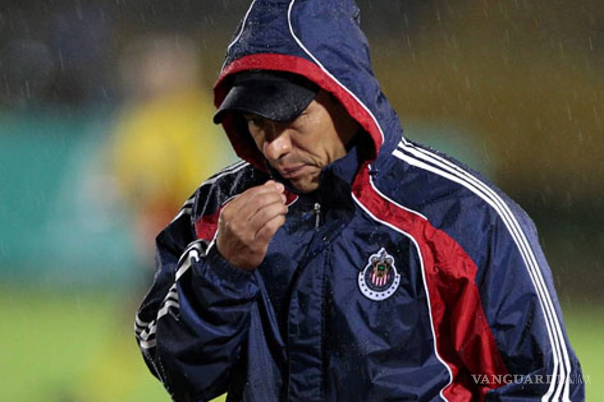 Ignacio Ambriz deja de ser DT de Chivas