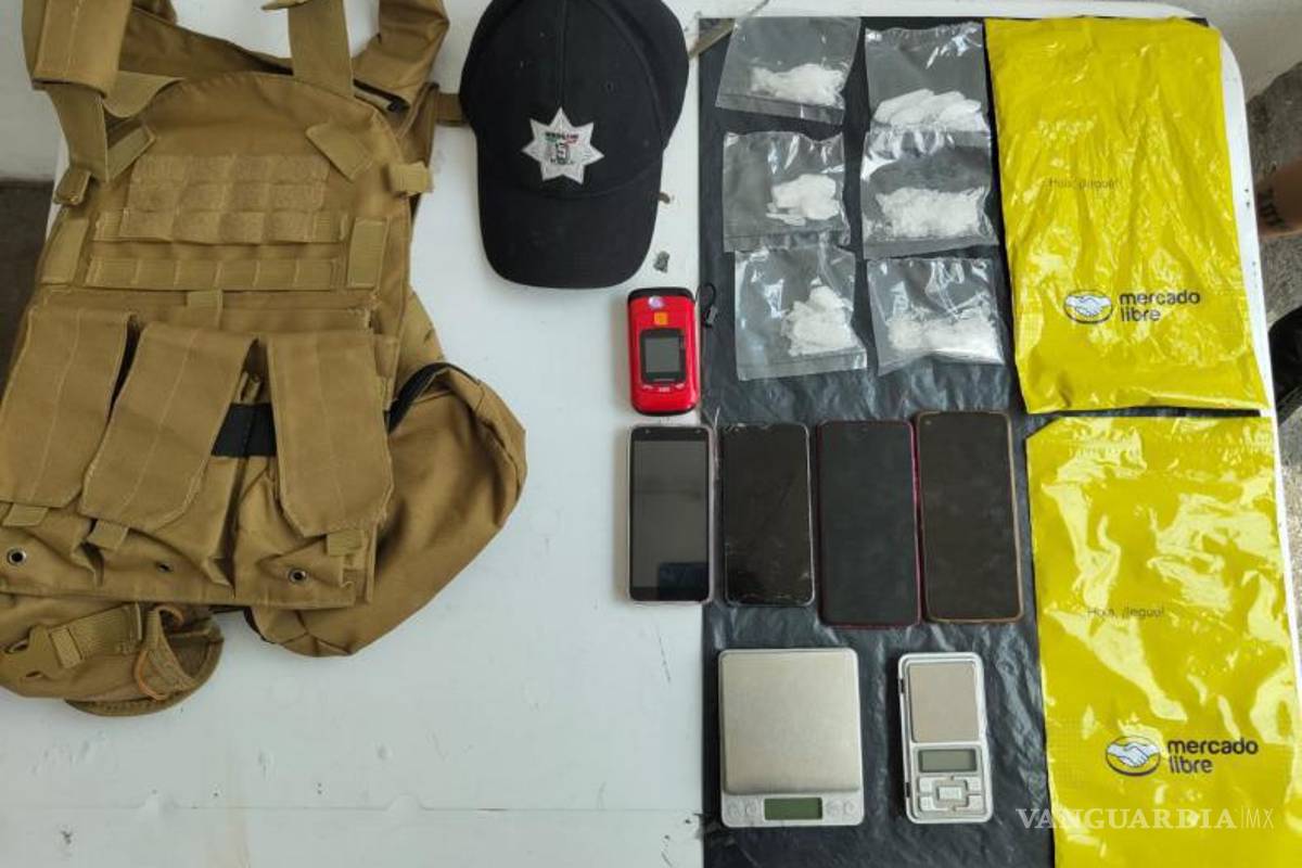 $!En posesión de vestimenta con el escudo de la policía de Puebla detienen a tres, en Nuevo León