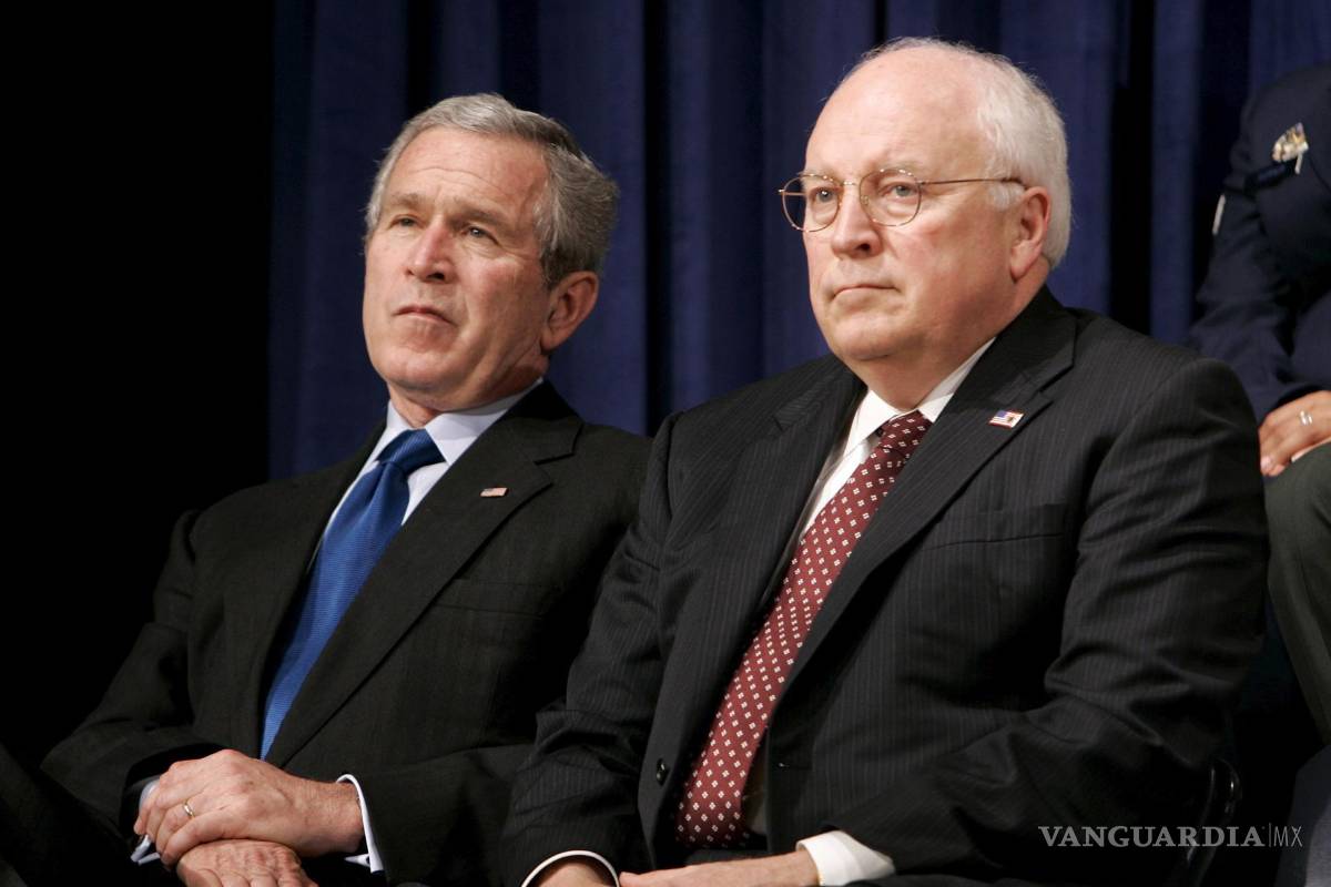 $!El presidente de Estados Unidos, George W. Bush y el vicepresidente Dick Cheney en la ceremonia de juramentación del nuevo secretario de Defensa, Robert Gates.