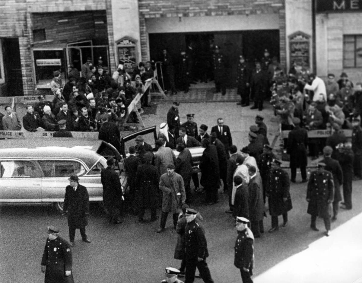 $!27 de febrero de 1965. Se observa el féretro con los restos mortales de Malcolm X siendo trasladado al cementerio de Ferncliff en Nueva York.