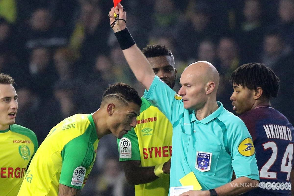 Federación francesa suspende a árbitro que pegó una patada a jugador