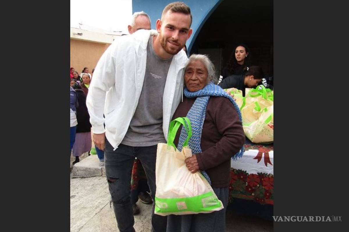 Vincent Janssen aprovecha tiempo libre para entregar despensas en Monterrey