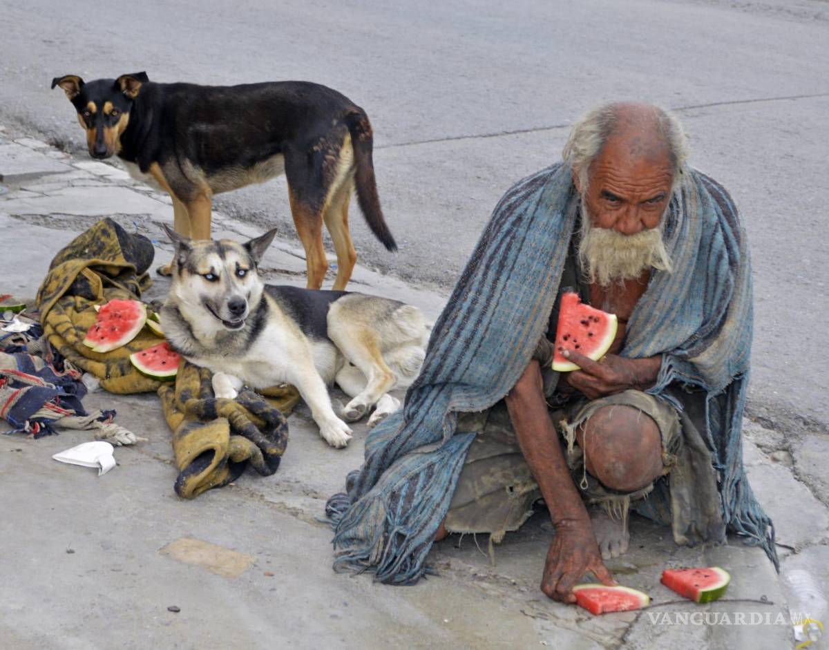 $!En la esquina y cubierto con cobijas, así vivió Juan Reyna Sánchez por más de medio siglo.
