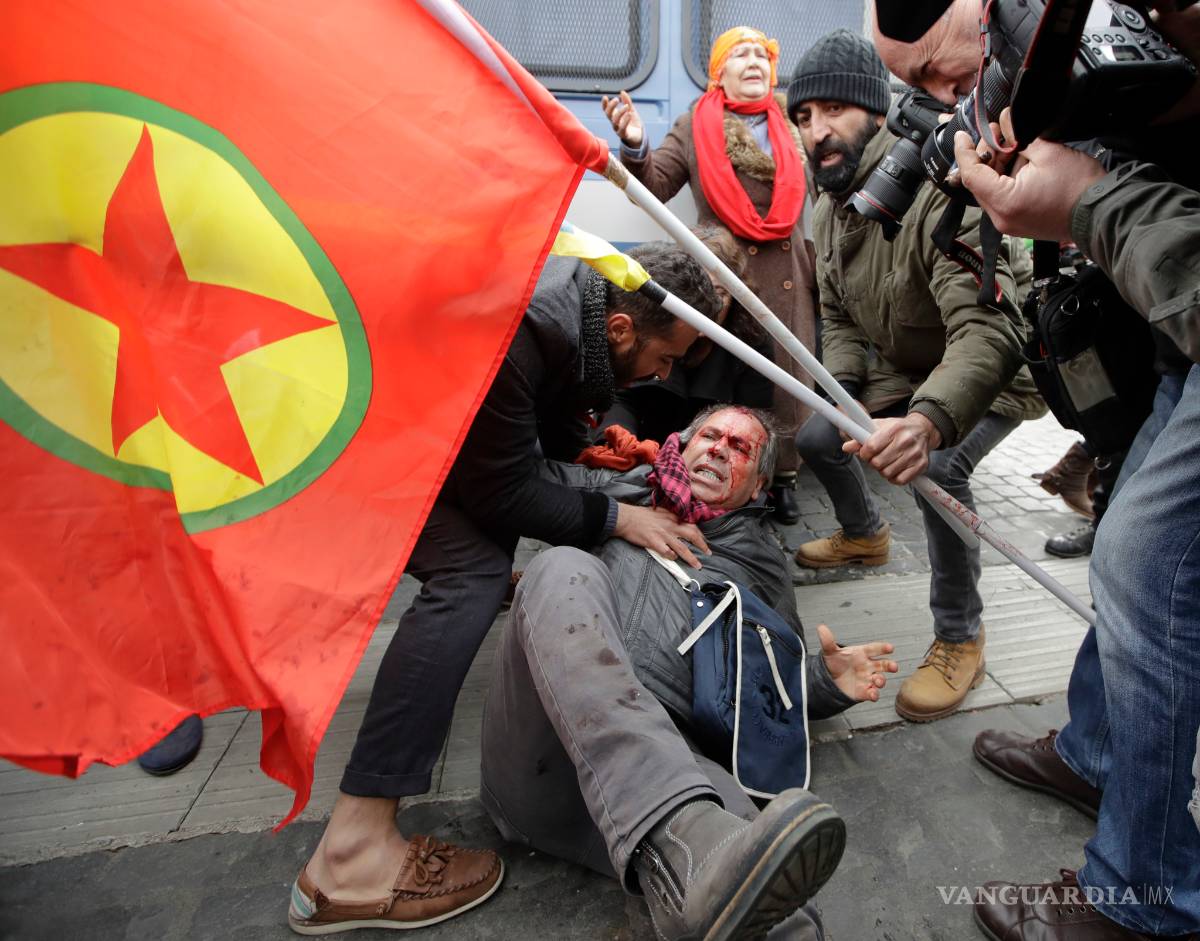 $!Protestas y enfrentamientos por el encuentro de Erdogan y el Papa Francisco en Roma