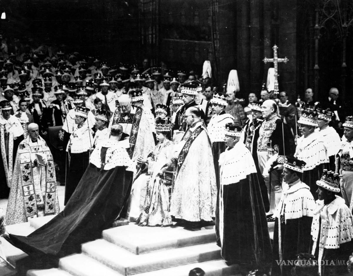 $!El príncipe Felipe se arrodillado, coloca sus manos entre las de la reina Isabel II, su esposa, mientras jura lealtad, en la ceremonia de coronación de la reina.