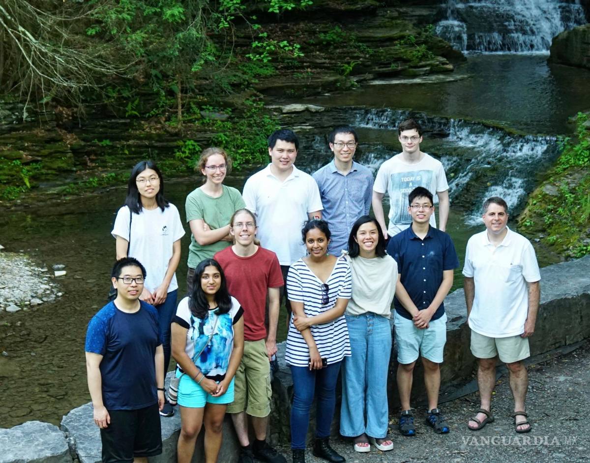 $!Foto grupal prepandemica del equipo de Cornell, en 2018. Zhen Chen, primer autor del estudio de 2021, en la última fila, el segundo desde la derecha. Yi Jiang, segundo autor, en la primera fila a la izquierda. David Mulller se ubica en la primera fila, el primero a la derecha. EFE/Cornell University