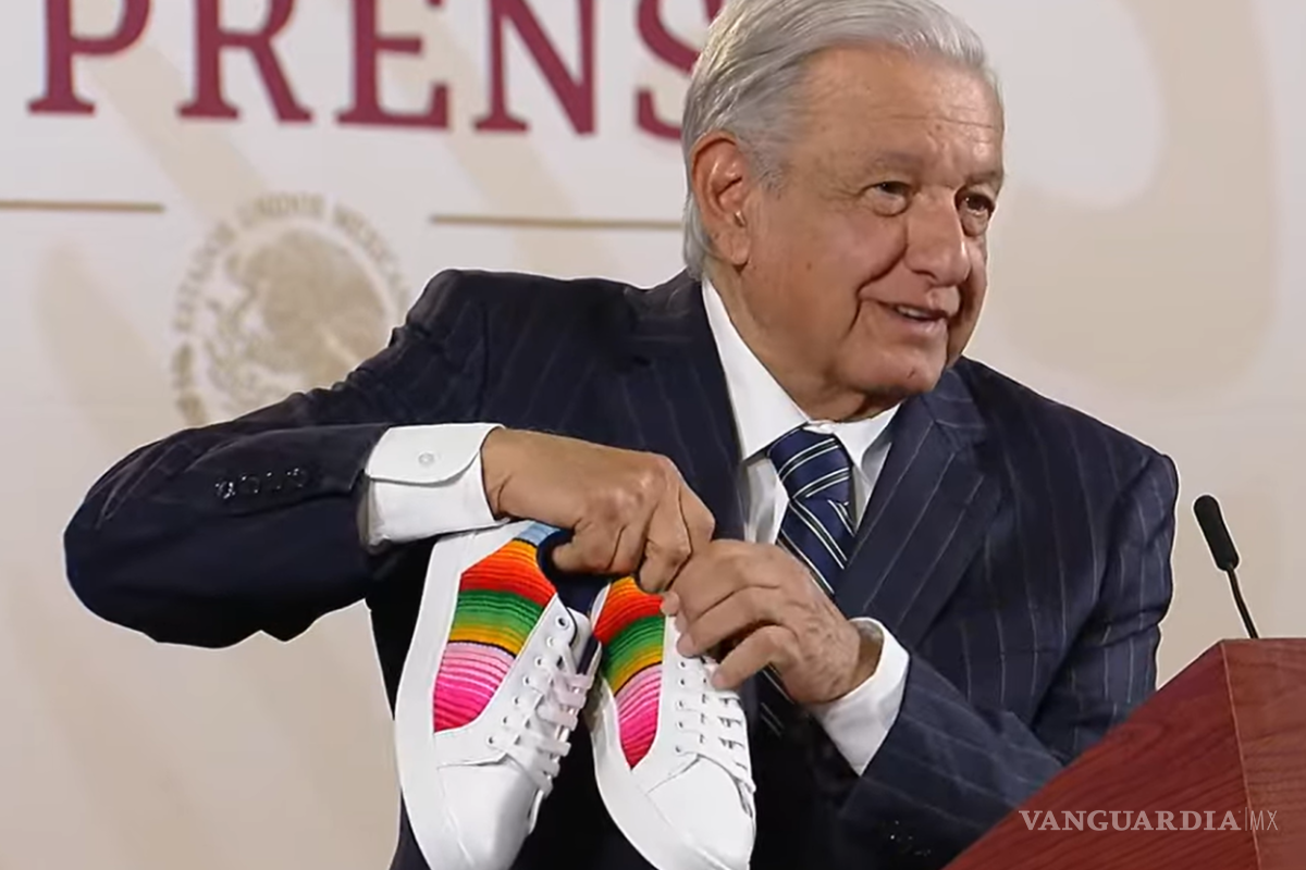 AMLO presume tenis con sarape saltillense hechos por ‘Jóvenes Construyendo el Futuro’