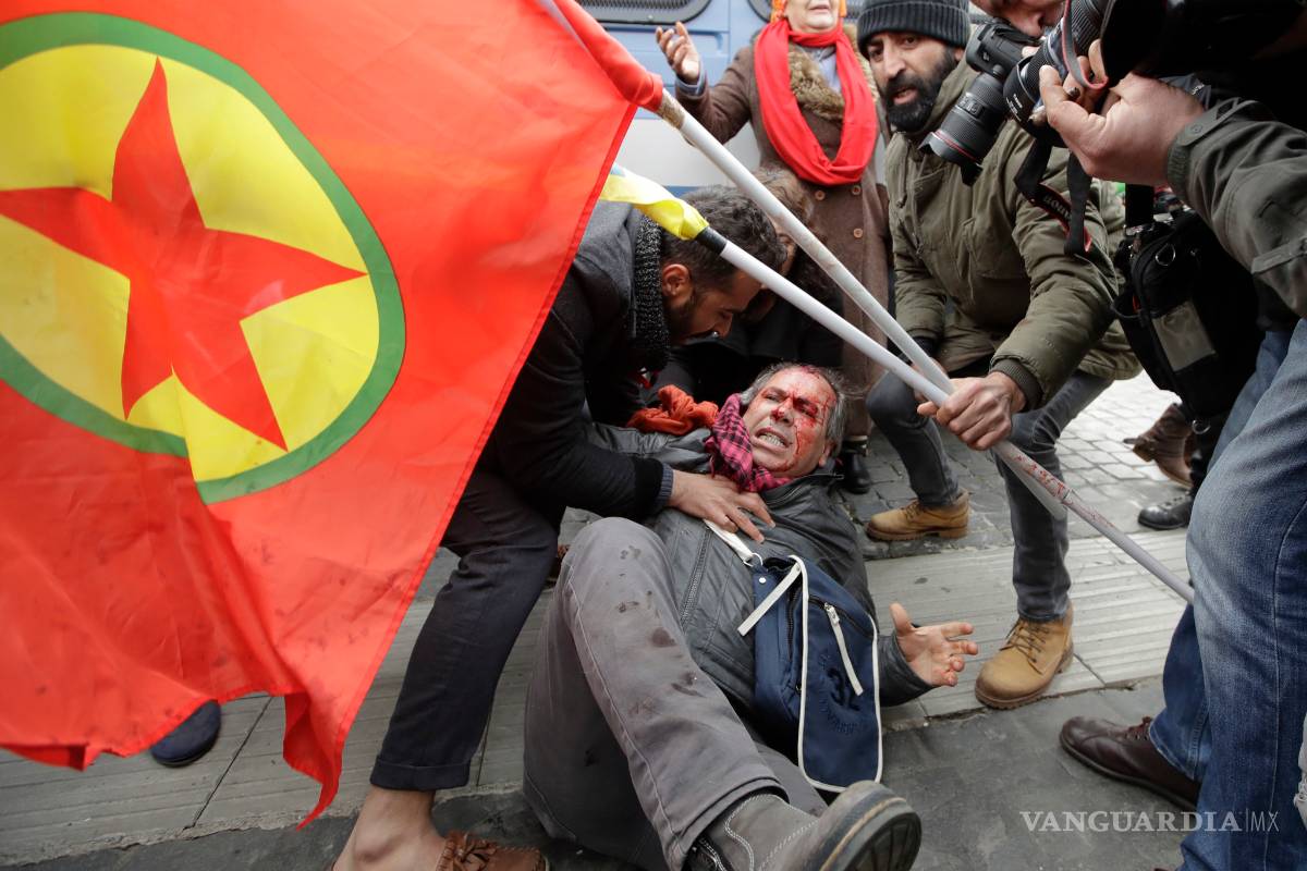 $!Protestas y enfrentamientos por el encuentro de Erdogan y el Papa Francisco en Roma