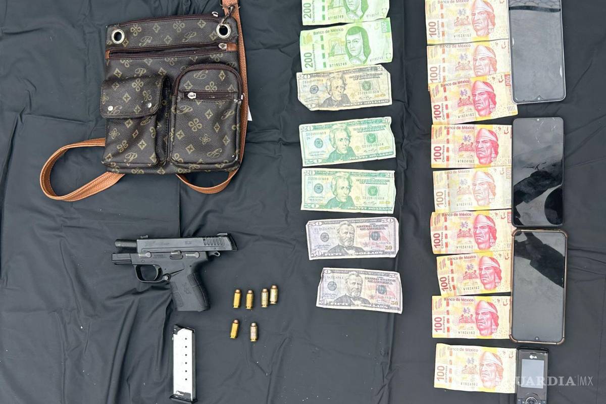 Decomisan policías de Fuerza Civil billetes falsos y detienen a dos hombres, en Monterrey