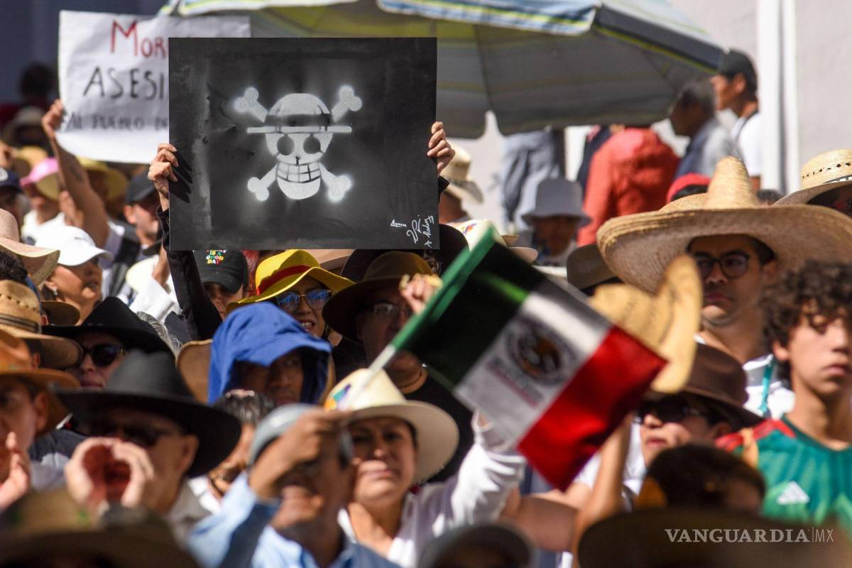 Manifestantes rompen la barricada durante protesta de la ‘Generación Z’ en la CDMX