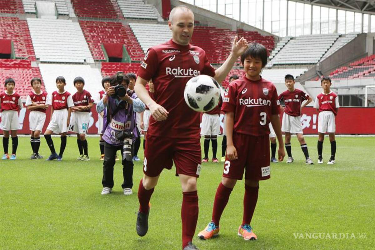 Iniesta es presentado en Japón ante miles de aficionados