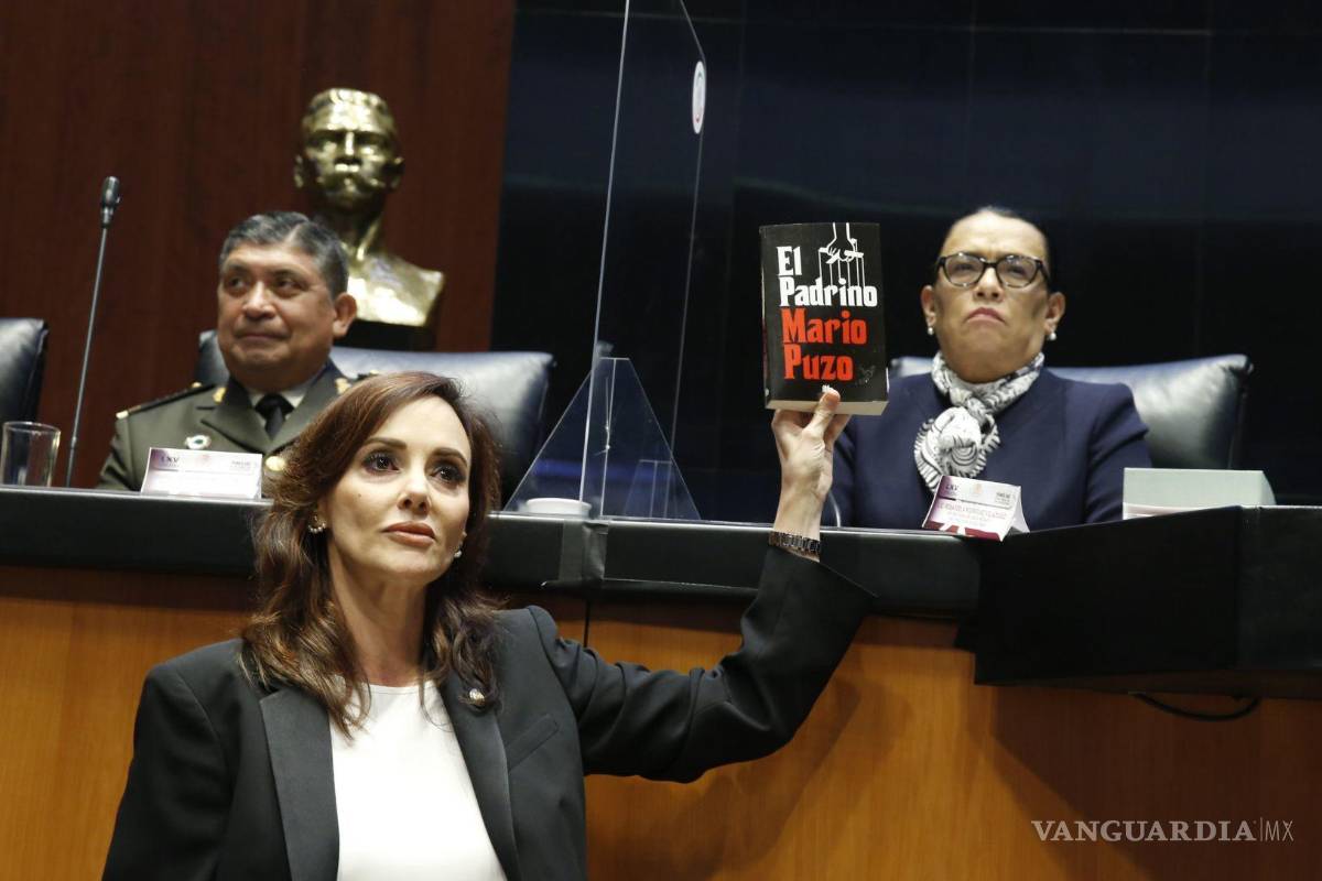Lilly Téllez regala libro de ‘El Padrino’ a Rosa Icela Rodríguez y acusa colusión con el crimen