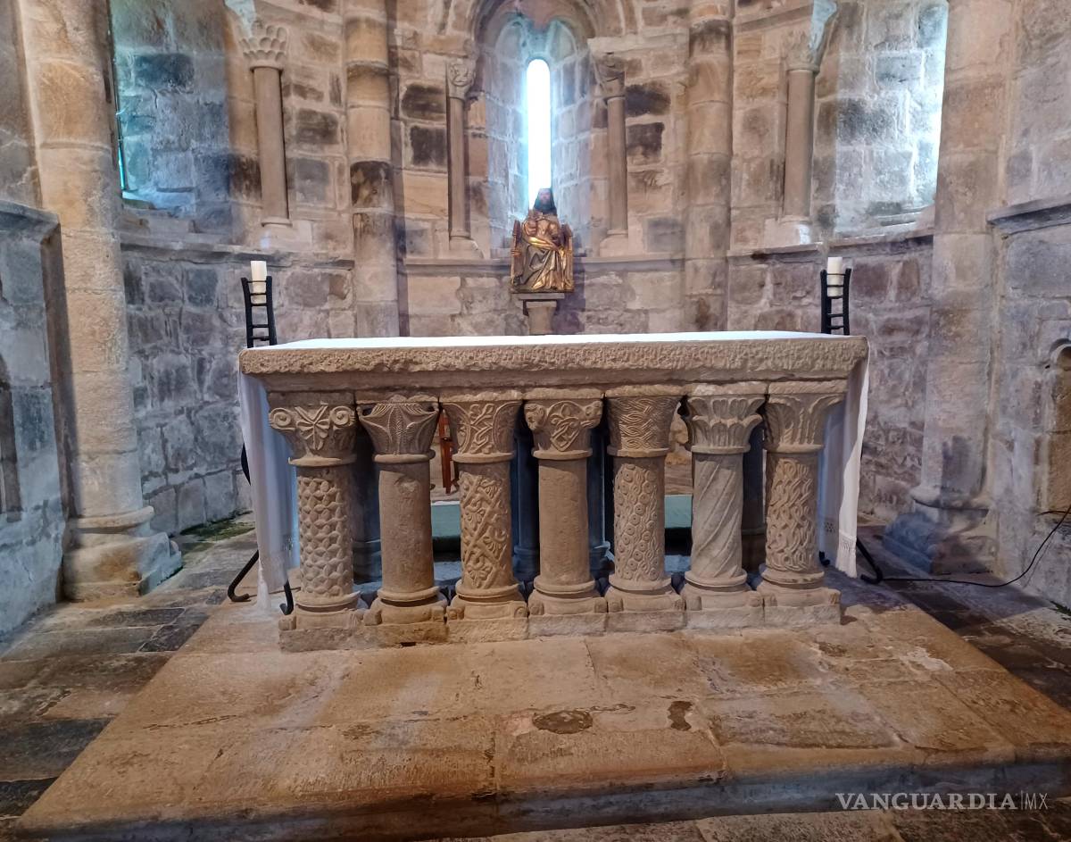 $!En San Salvador de Cantamuda (Palencia) que mantiene casi intacta su estructura original destaca su altar mayor, único en diseño: una mesa sostenida por columnillas alienadas en cuyos fustes y capiteles lucen motivos vegetales, geométricos y figuras humanas. Foto: EFE (Amalia González)