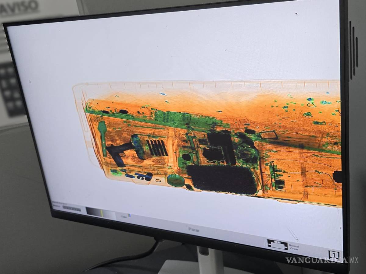 $!A través de un equipo de rayos X fueron detectados el arma y los cartuchos, además de una mira telescópica.