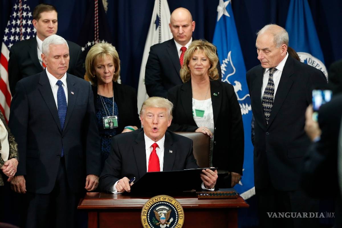 Firma Donald Trump la orden para construir el muro en la frontera con México