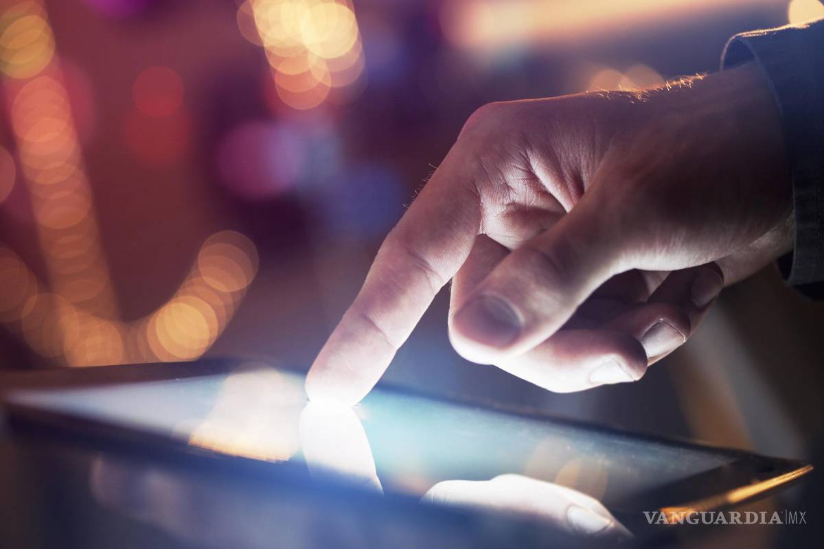 $!Interacción de un usuario con su dispositivo electrónico.