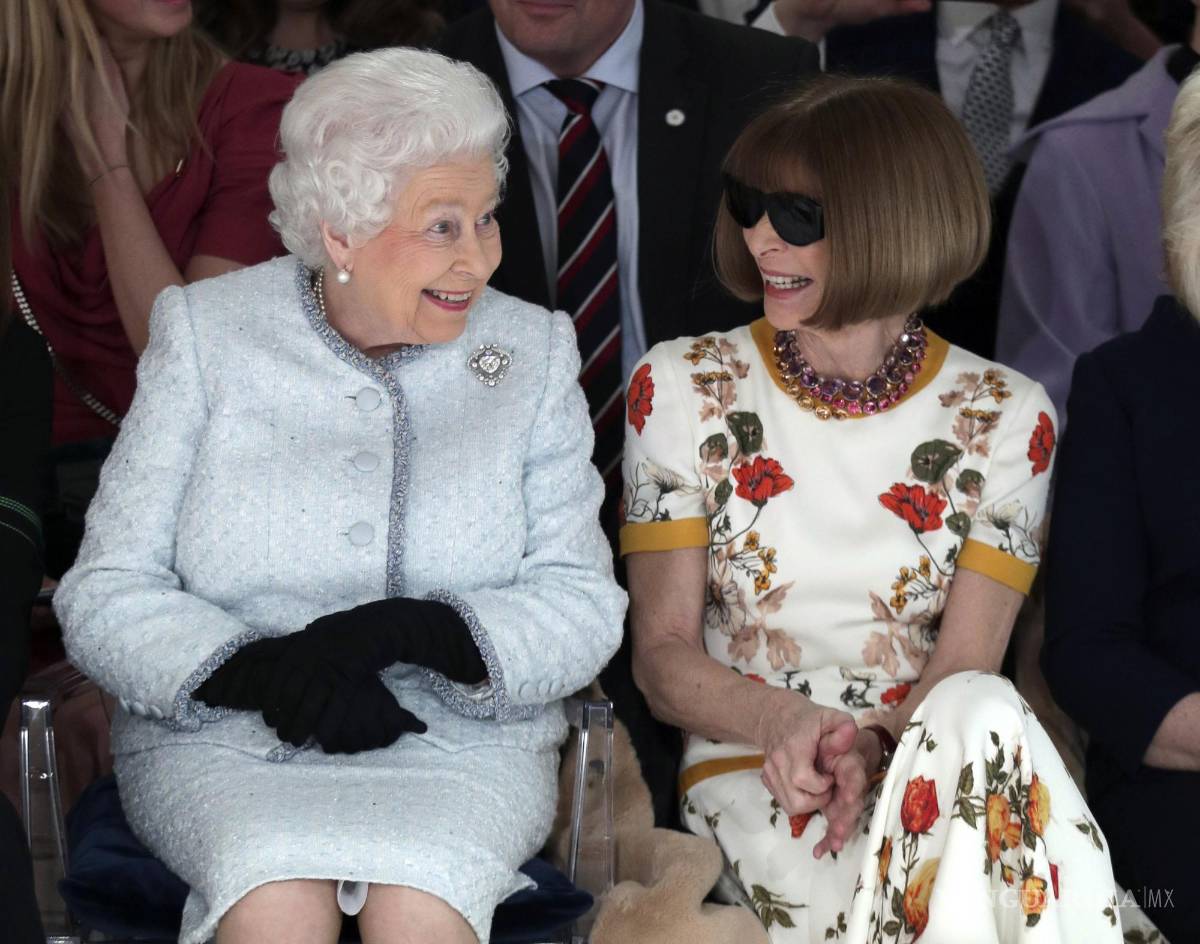 $!La reina Isabel II de Gran Bretaña sentada junto a la editora de moda de Vogue Anna Wintour. (Pool photo via AP)