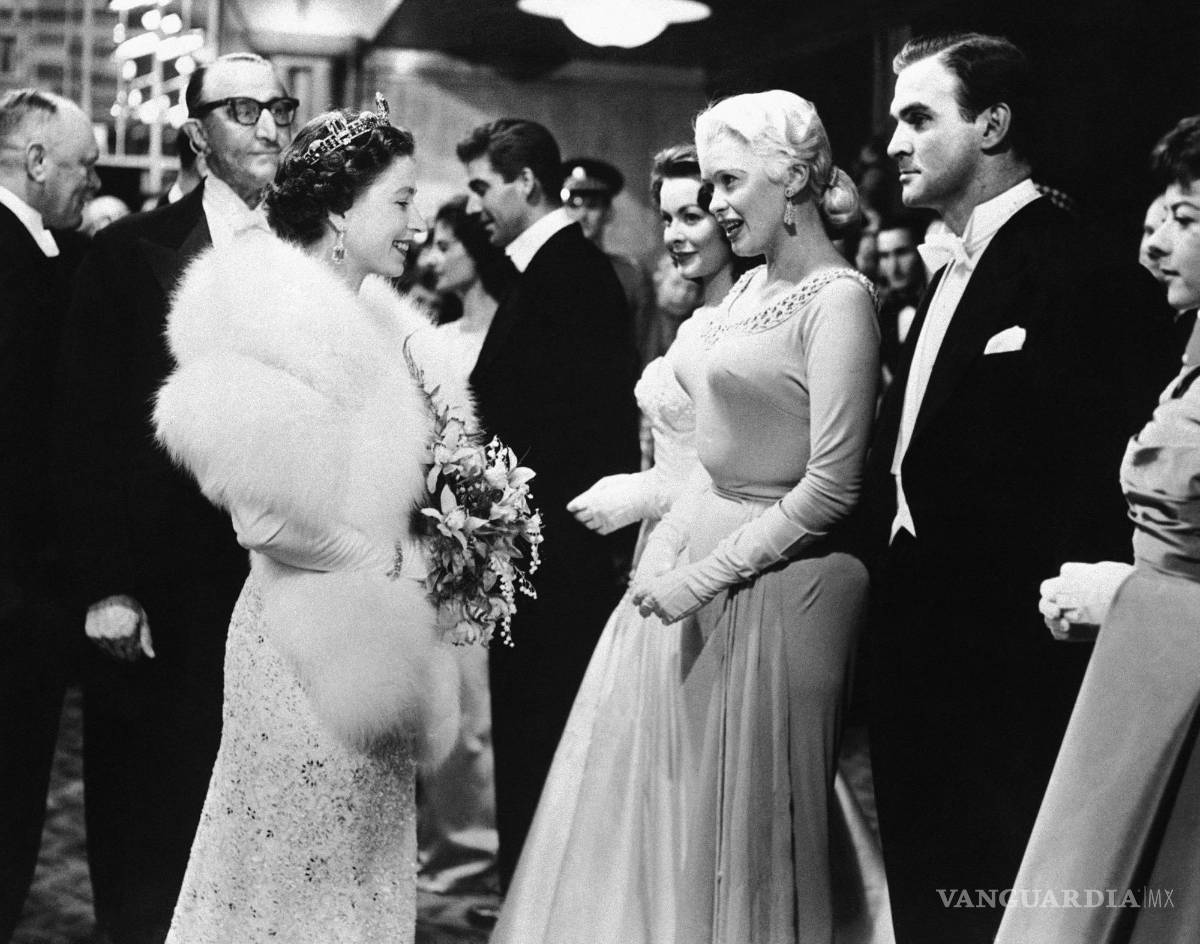 $!Imagen del 4 de noviembre de 1957, la reina Isabel II (i) , la actriz estadounidense Jayne Mansfield y el actor británico Stanley Baker en el Teatro Odeon de Londres.