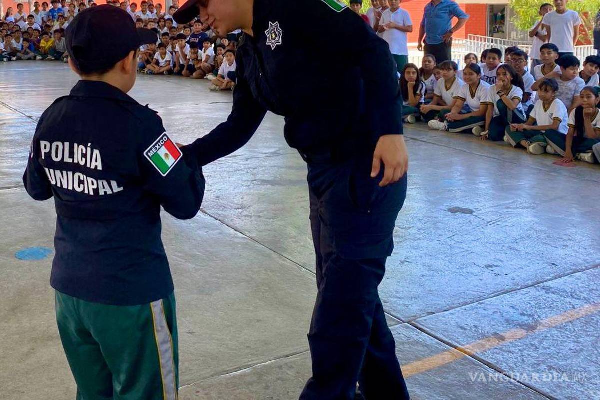 $!Los oficiales recorren escuelas de nivel Básico en donde ofrecen a niños consejos de autocuidado, medidas de seguridad y el uso responsable de los números de emergencia.