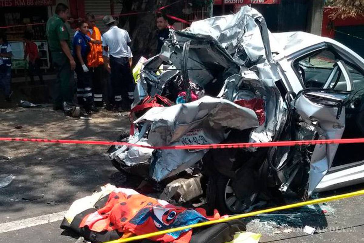 Tráiler sin frenos arrolla seis autos, mueren cinco personas