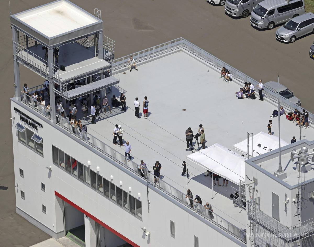 $!Varias personas se refugian en la azotea de una estación de bomberos en Mukawa, en Hokkaido, en el norte de Japón.