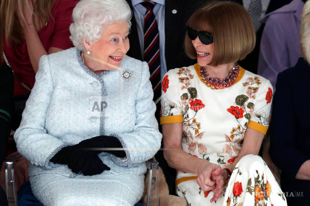 La reina Isabel II asiste por 1ra vez a la Semana de la Moda