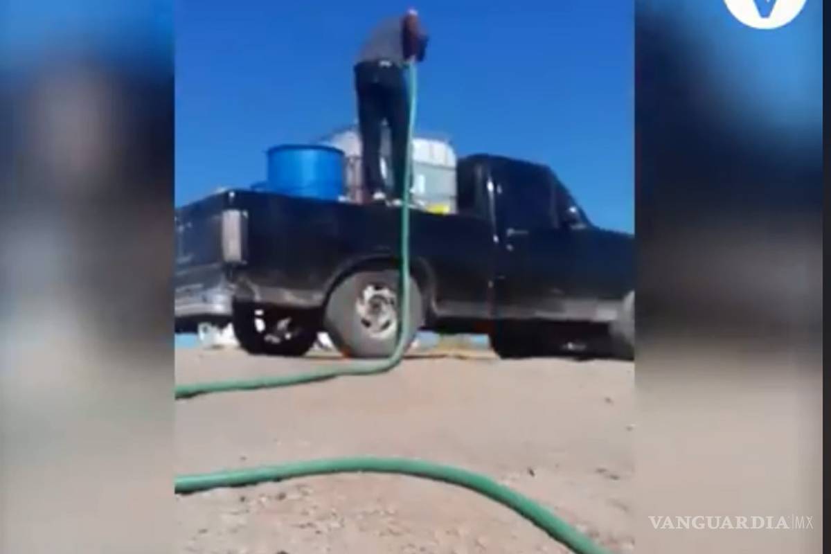 Graban en video a huachicoleros en plena acción; gente de Pemex los ve, pero no actúa