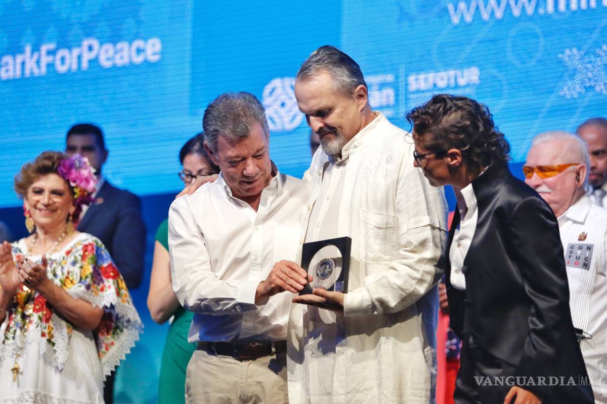 Condecoran a Miguel Bosé con Medalla de la Cumbre por la Paz